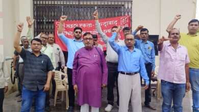 Pratapgarh strike impact: Trade union in Belha submitted memorandum regarding many demands including old pension