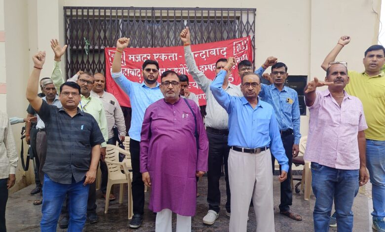Pratapgarh strike impact: Trade union in Belha submitted memorandum regarding many demands including old pension