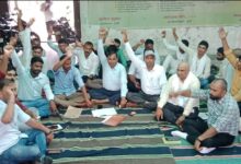 Mau news: Suspicious death of Lekhpal in Hapur causes uproar, work boycott in Ghosi tehsil, hundreds of Lekhpals staged a strong sit-in