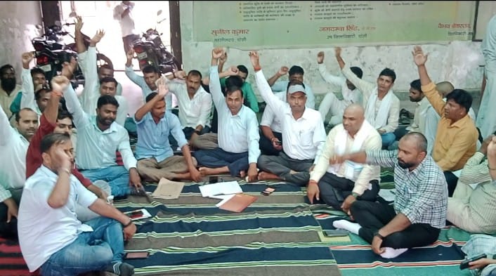 Mau news: Suspicious death of Lekhpal in Hapur causes uproar, work boycott in Ghosi tehsil, hundreds of Lekhpals staged a strong sit-in