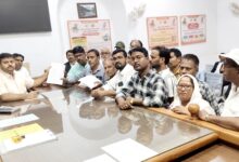 Pratapgarh news: Congressmen submitted a memorandum addressed to the Governor in Pratapgarh, calling the FIR registered against Ajay Rai fake