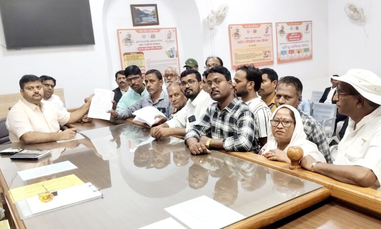 Pratapgarh news: Congressmen submitted a memorandum addressed to the Governor in Pratapgarh, calling the FIR registered against Ajay Rai fake