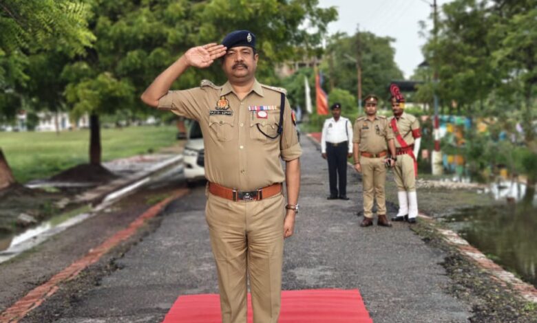 Kaushambhi news: SP took the salute of the parade, inspected the police line