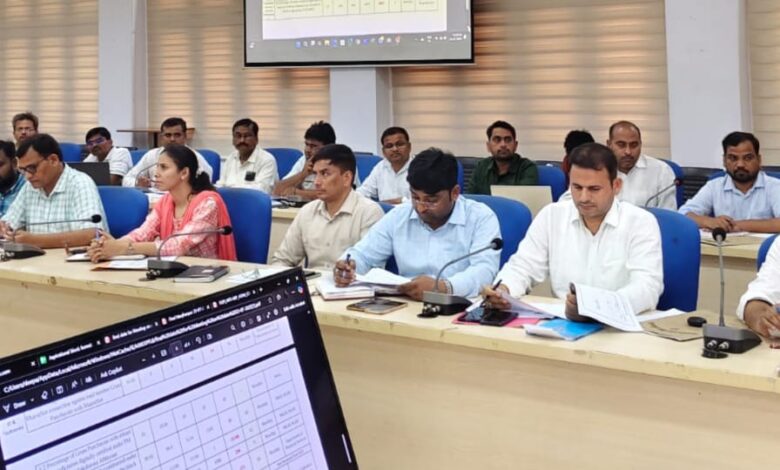 Kaushambhi news: DM Madhusudan Hulgi reviewed aspirational development blocks