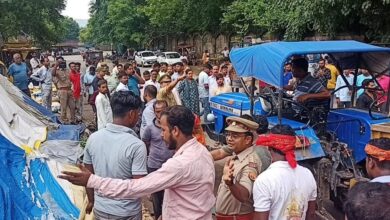 Bulldozer runs on illegal encroachment: Administration's stick runs in Anpara market, bulldozer on encroachment