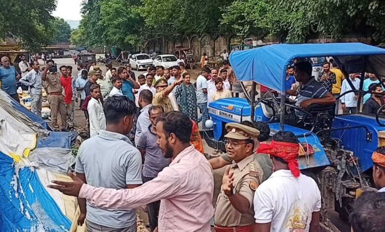 Bulldozer runs on illegal encroachment: Administration's stick runs in Anpara market, bulldozer on encroachment