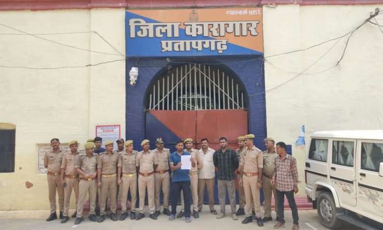Pratapgarh news: Strong protest by prisoner guards in Pratapgarh district jail, jailer accused of mental harassment and indecent behavior