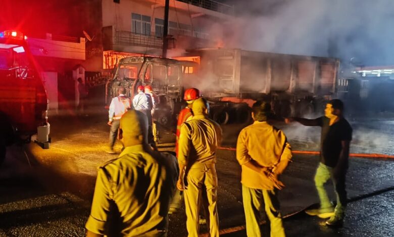Sonbhadra news: Two trucks caught fire under suspicious circumstances and burnt to ashes
