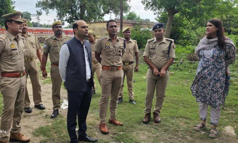 Pratapgarh news: DM and SP conducted public hearing and inspection on police station resolution day