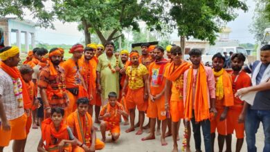 Pratapgarh: Kanwar Yatra is in full swing in the month of Sawan, a group of Kanwariyas left from Gram Sabha Ror