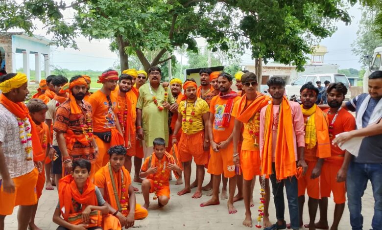 Pratapgarh: Kanwar Yatra is in full swing in the month of Sawan, a group of Kanwariyas left from Gram Sabha Ror