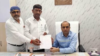 Pratapgarh: Advocates of Lalganj met DM and SP and submitted a memorandum, raised many problems