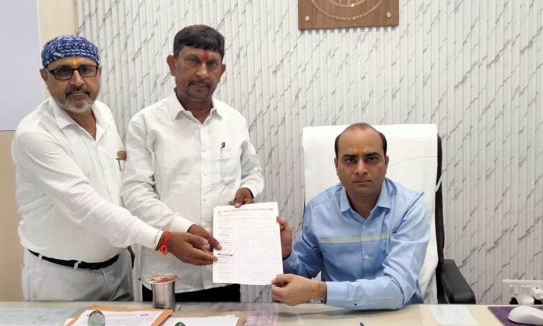 Pratapgarh: Advocates of Lalganj met DM and SP and submitted a memorandum, raised many problems