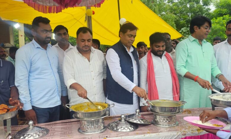 Pratapgarh news: Raniganj MLA Dr. R.K. Verma participated in the religious feast