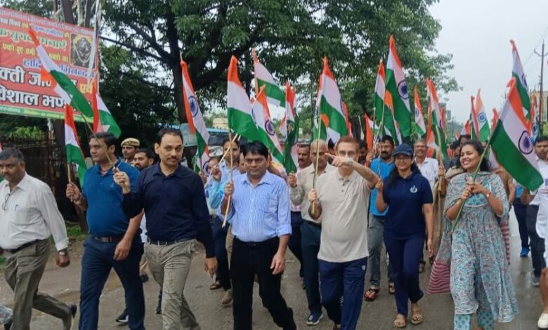 Sonbhadra news: A grand tricolor yatra was taken out in Sonbhadra under the leadership of the District Magistrate
