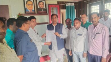 Prayagraj news: MNREGA employees submitted a memorandum to MLA RK Verma, demanding payment of honorarium
