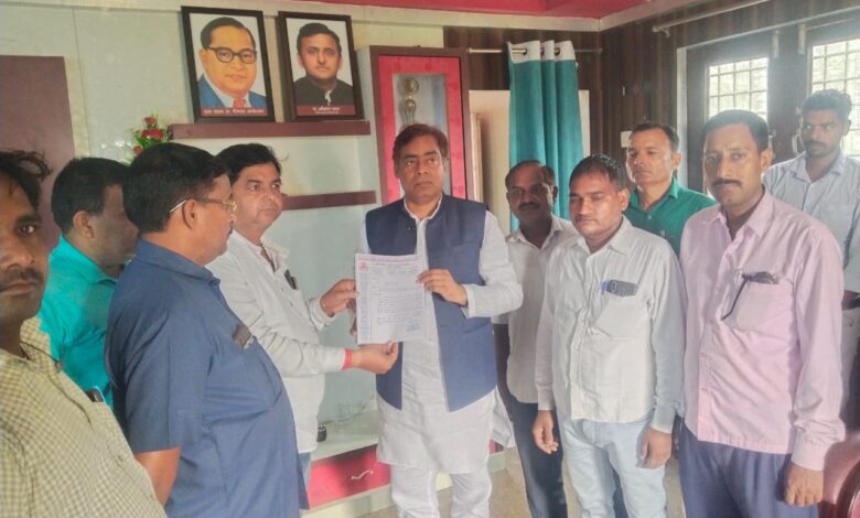 Prayagraj news: MNREGA employees submitted a memorandum to MLA RK Verma, demanding payment of honorarium