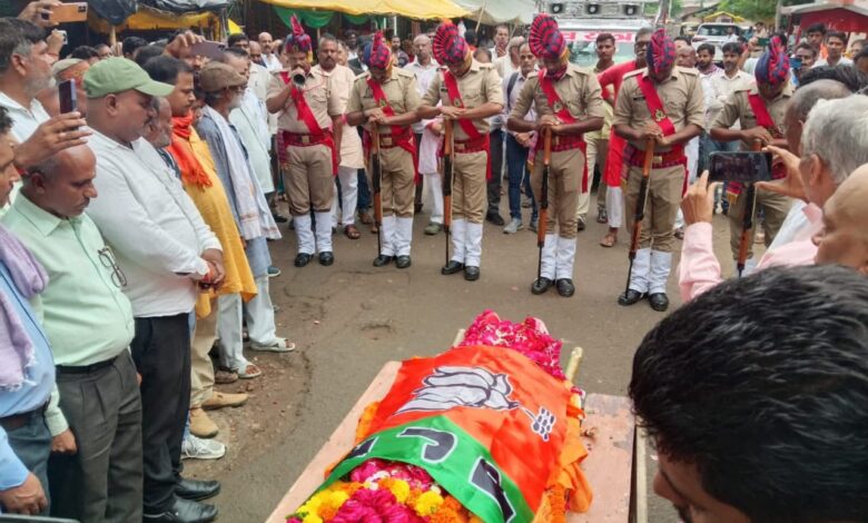 Pratapgarh: Former MLA Laxmi Narayan Pandey 'Guruji' passed away, last farewell given with state honors