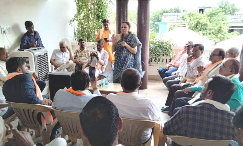 Pratapgarh news: Congress attacks the policies of BJP government, Mona and Pramod Tiwari raise serious questions