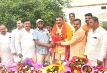 Karchana news: Yamunapar district president Rajesh Shukla's birthday was celebrated, pledge to win in the upcoming elections