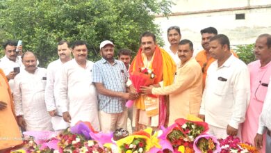 Karchana news: Yamunapar district president Rajesh Shukla's birthday was celebrated, pledge to win in the upcoming elections