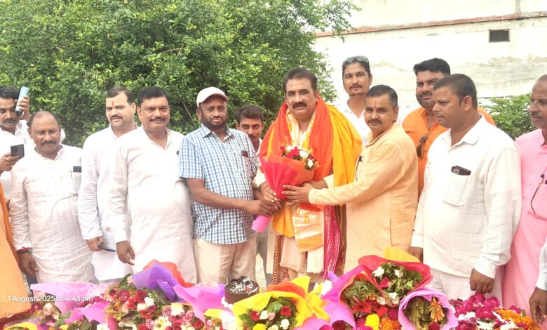 Karchana news: Yamunapar district president Rajesh Shukla's birthday was celebrated, pledge to win in the upcoming elections