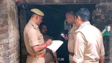 Kaushambhi news: Criminals robbed 200 meters away from the police station, took the family hostage and stole Rs 5 lakh