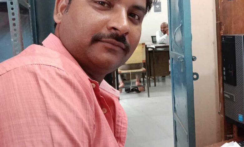 Kaushambhi news: The body of a tehsil employee was found hanging in Kaushambi, causing a stir