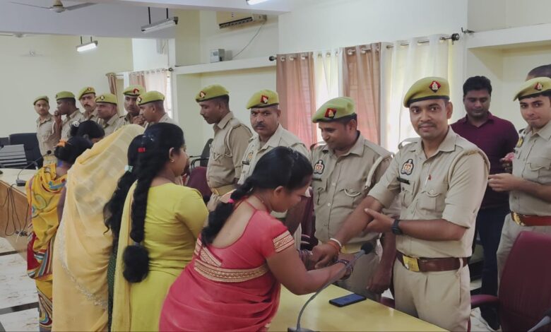 Sonbhadra news: Women of the group tied Raksha Sutra to CISF and policemen