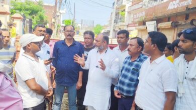 Pratapgarh news: Discussion with project manager Anil Singh regarding the flyover under construction in Belha