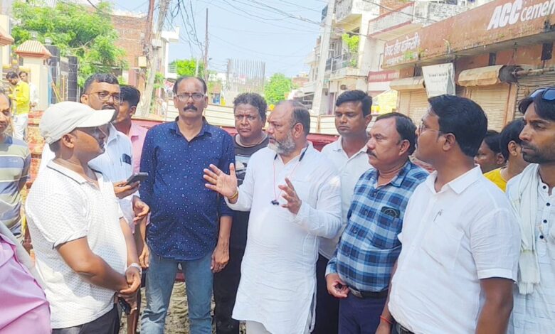 Pratapgarh news: Discussion with project manager Anil Singh regarding the flyover under construction in Belha