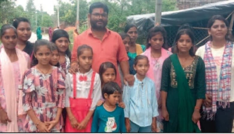 Pratapgarh news: Pradhan Rajesh Tripathi gave a gift to sisters on Rakshabandhan