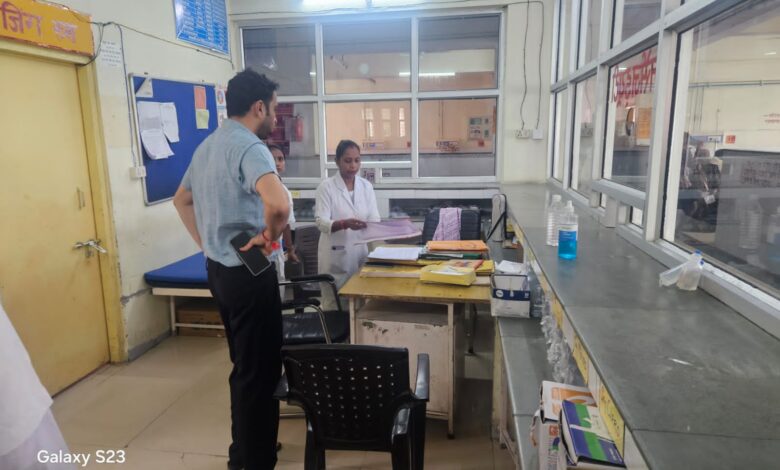Kaushambhi news: District Magistrate did a surprise inspection of the Autonomous State Medical College by bike