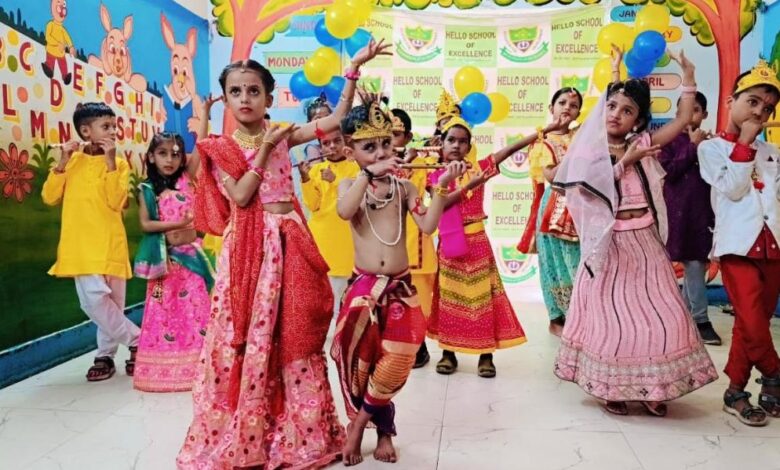 Sonbhadra: During Janmashtami festival, little children charmed everyone by becoming Radha-Krishna