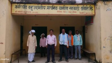 Sonbhadra news: Fertilizer is being distributed to farmers only on paper: Ramakant Tripathi