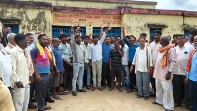 Sonbhadra news: When farmers protested for fertilizer, police lathicharged them, one youth injured