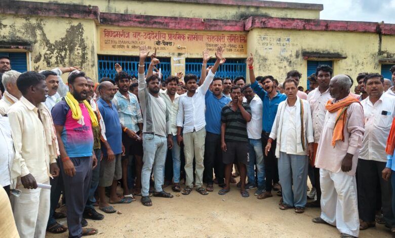Sonbhadra news: When farmers protested for fertilizer, police lathicharged them, one youth injured