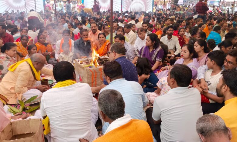 Maha Ashtami pujan: A wave of devotion poured in during the havan pujan on Maha Ashtami, a two-day religious event.