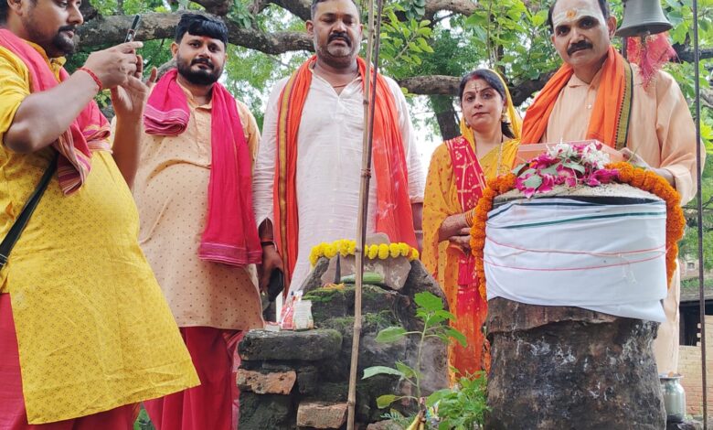 Pratapgarh news: Lokpal Samaj Shekhar along with his wife consecrated the ancient Shivalinga at the 9th century Surya Mandir