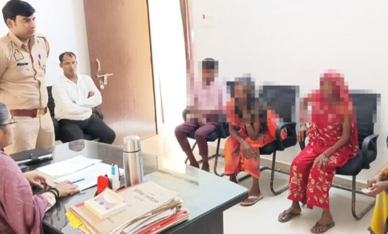 Pratapgarh news: Area Officer Sadar Karishma Gupta held public hearing, gave instructions to solve problems