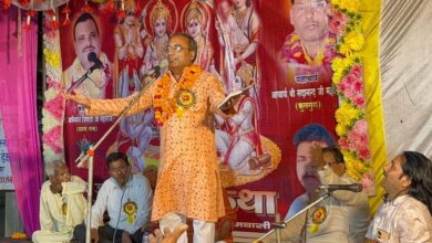 Pratapgarh news: Poetry seminar drenched in juice, poets spread words and flowers