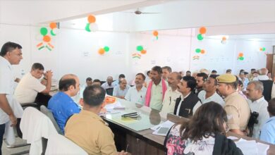 Pratapgarh news: DM heard the complaints of the complainants in the Sampoorna Samadhan Diwas, 08 complaints were resolved