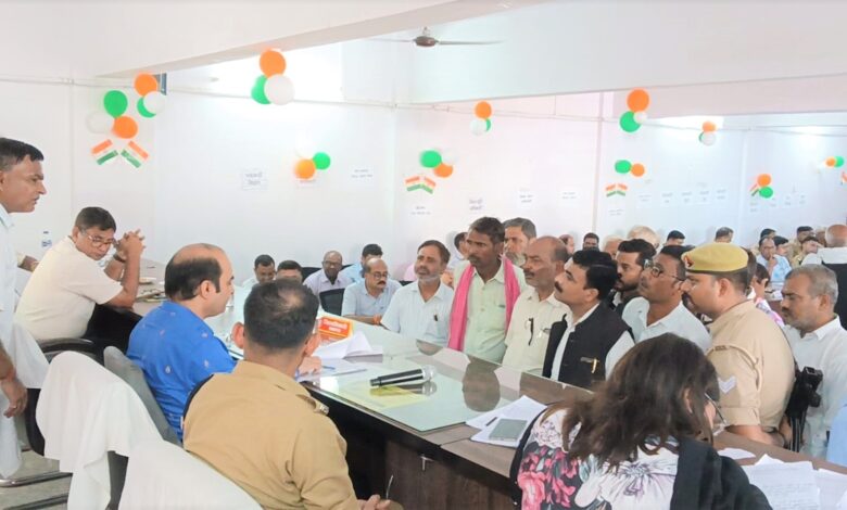 Pratapgarh news: DM heard the complaints of the complainants in the Sampoorna Samadhan Diwas, 08 complaints were resolved
