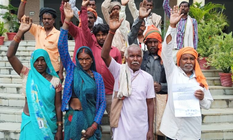 Sonbhadra news: Tribals protest, Lekhpal accused of extortion in the name of Khatauni