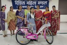 Sonbhadra news: Dishita Mahila Mandal Renusagar distributes bicycles to meritorious students