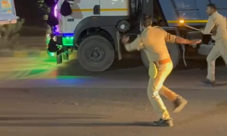 Sonbhadra news: Yogi's police appeared helpless in front of mining transport mafia, stone pelting took place when trucks did not stop