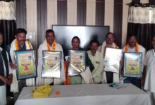 Pratapgarh news: Fruit distribution on the birthday of Akhil Narayan Singh, students got pens