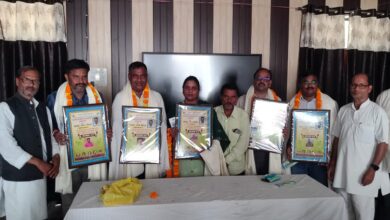 Pratapgarh news: Fruit distribution on the birthday of Akhil Narayan Singh, students got pens