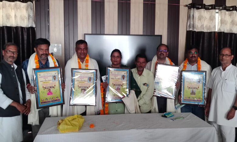 Pratapgarh news: Fruit distribution on the birthday of Akhil Narayan Singh, students got pens