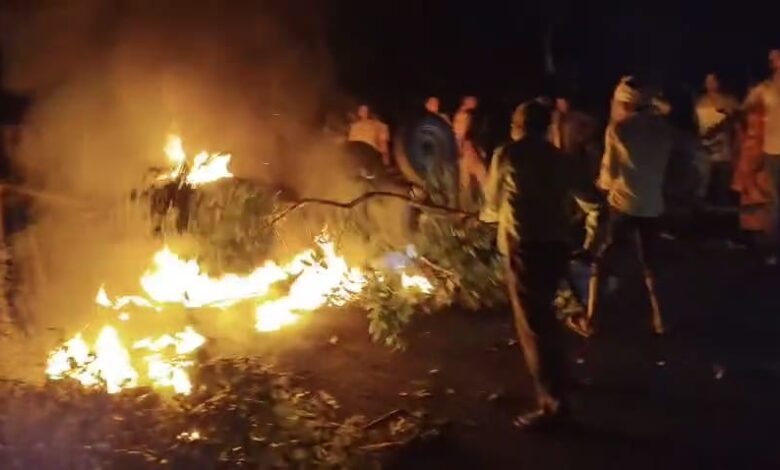Sonbhadra news: A tractor-trolley carrying straw from Chhattisgarh overturned uncontrollably, resulting in a fire that killed the driver.